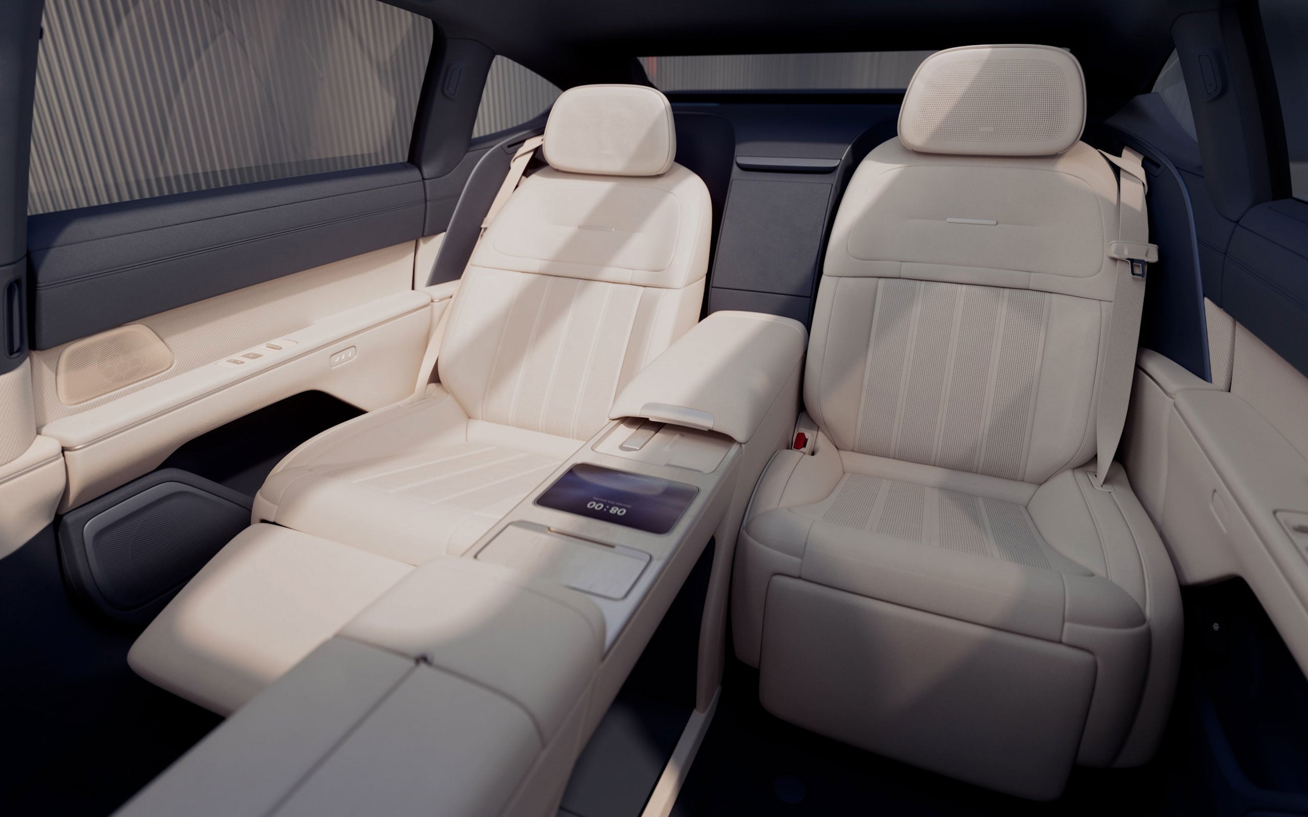 Enabled by 24 patented technologies, NIO's proprietary seat structure provides every occupant a cocooning space full of care and comfort.