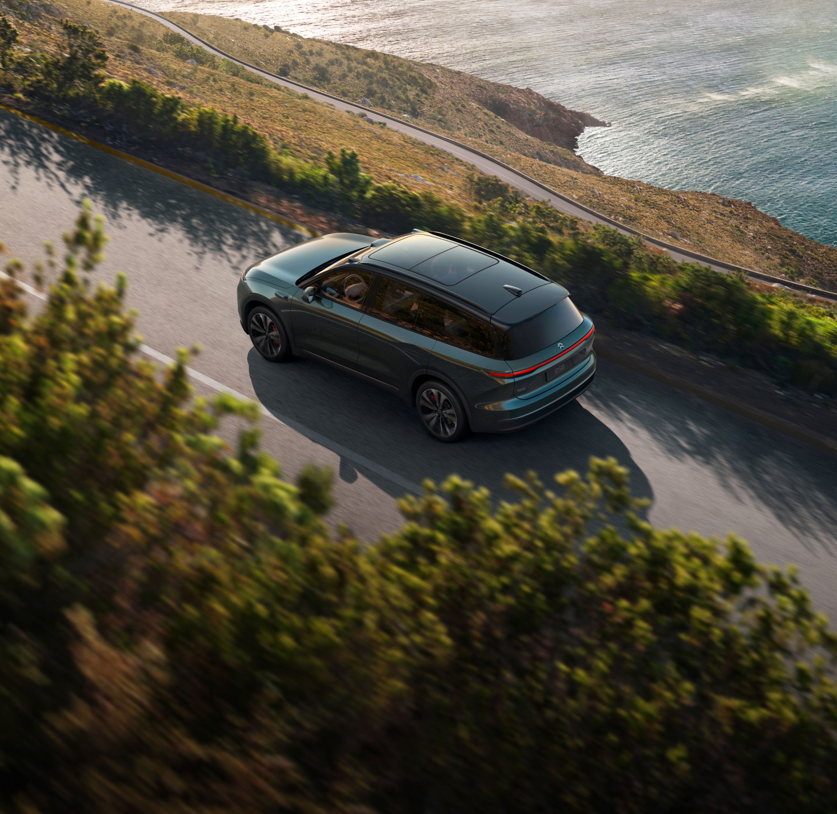 The ES8 is equipped with a 180kW permanent magnet motor and a 300kW induction motor based on NIO's next-generation high-efficiency electric drive system, achieving a perfect balance between long-range and high performance. In addition, the SiC power module further optimizes the vehicle's energy consumption. The ES8 is equipped with a 180kW permanent magnet motor and a 300kW induction motor based on NIO's next-generation high-efficiency electric drive system, achieving a perfect balance between long-range and high performance. In addition, the SiC power module further optimizes the vehicle's energy consumption.